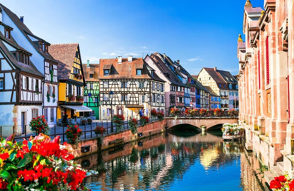 Panorama della cittadina alsaziana di Colmar, con vista su uno dei canali e sulle case colorate