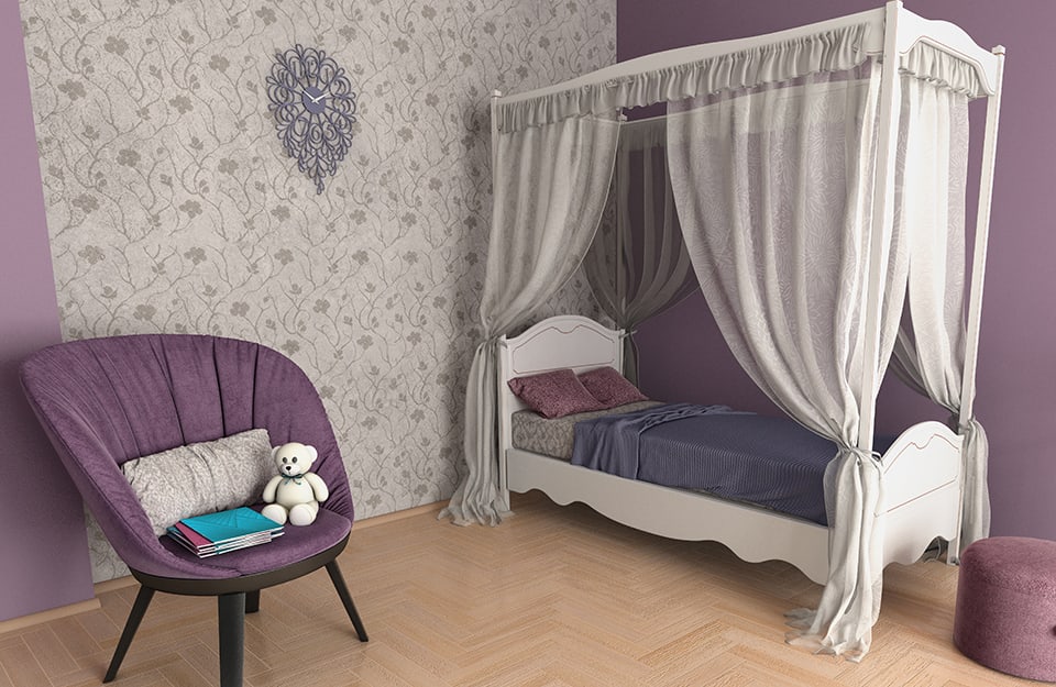 Dormitorio de estilo romántico en tonos morados, con sillón morado, cama con dosel y cortinas semitransparentes en blanco, ropa de cama morada, suelo de parqué, reloj de pared de madera morada, pared con papel pintado blanco con motivos florales grises en efecto damasco. Las demás paredes son moradas