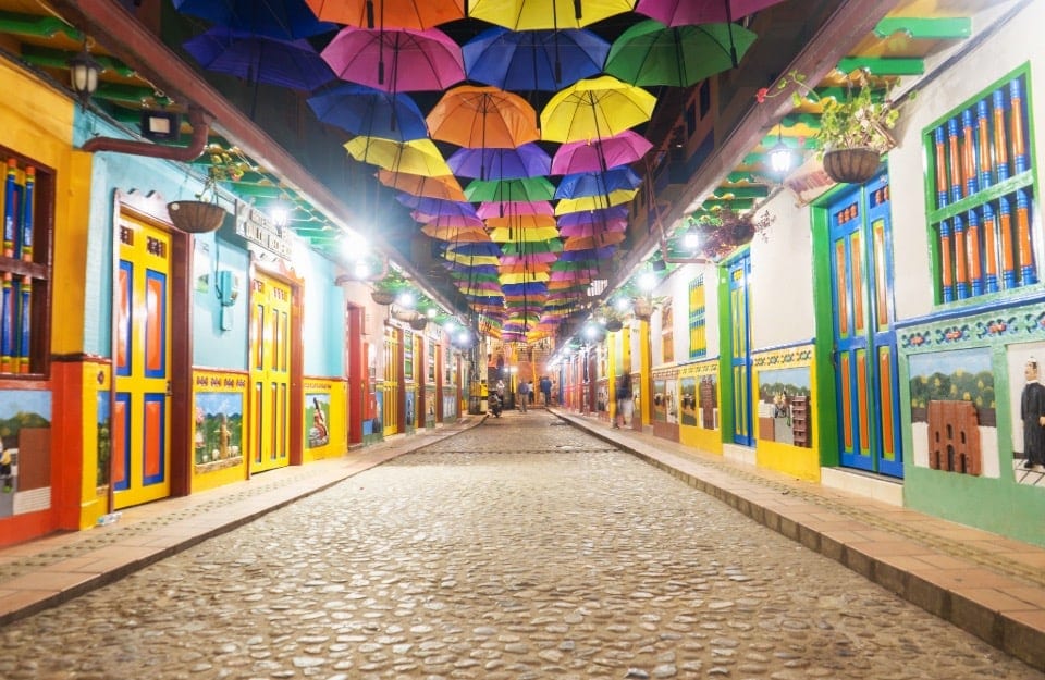 Cities in colour: the zócalos of Guatapé, Colombia - Vernici Rio Verde